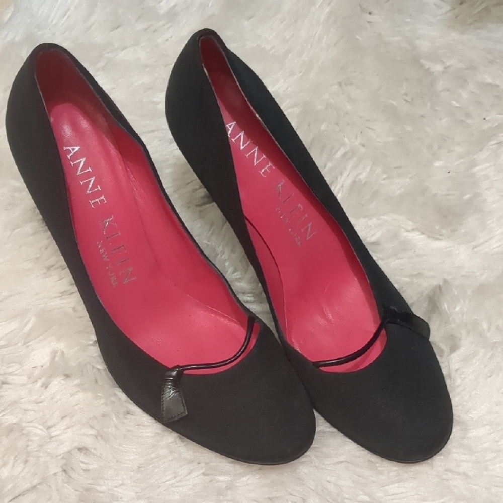 Anne Klein Black Pumps with Vibrant Red Lining